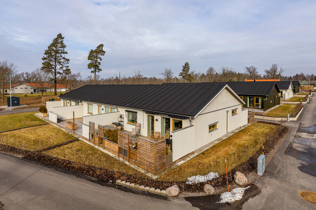 Hörnläge med egen täppa och uteplats