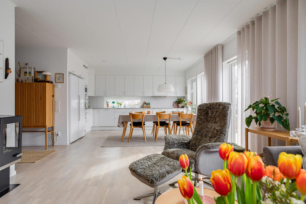 Vy tillbaka mot köket och matplats