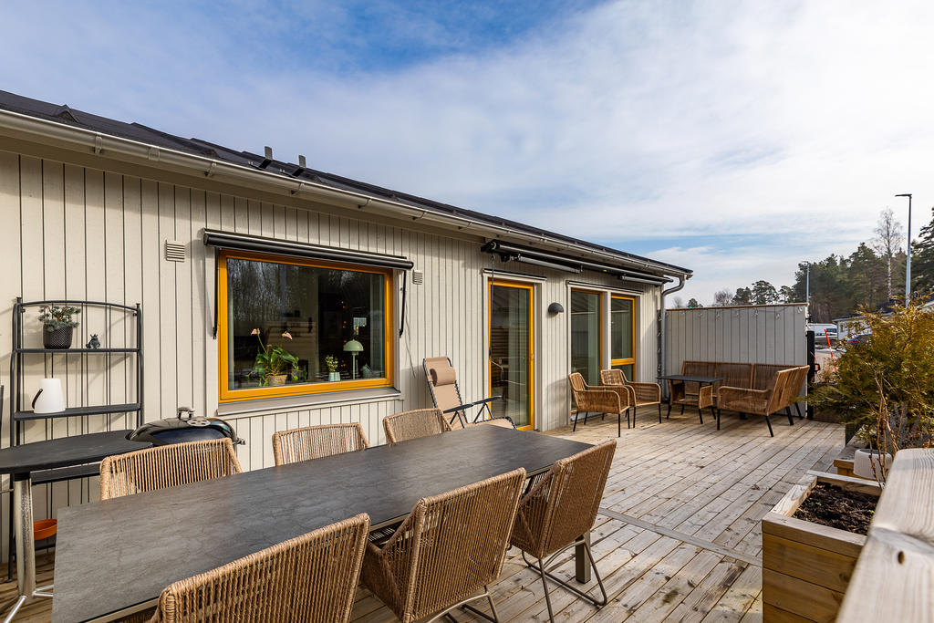 Uteplats som är mycket soltillgänglig och sommartid med härlig eftermiddagssol. 