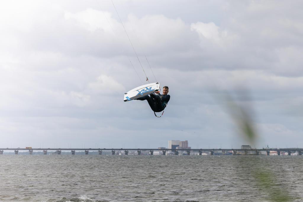 Kitesurfing vid havet i Saxnäs - Alexander Hall - Öland&Co