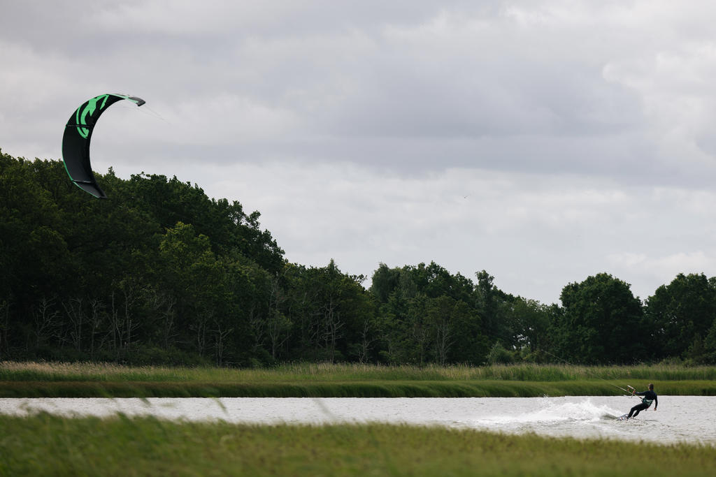 Kitesurfing vid havet i Saxnäs - Alexander Hall - Öland&Co
