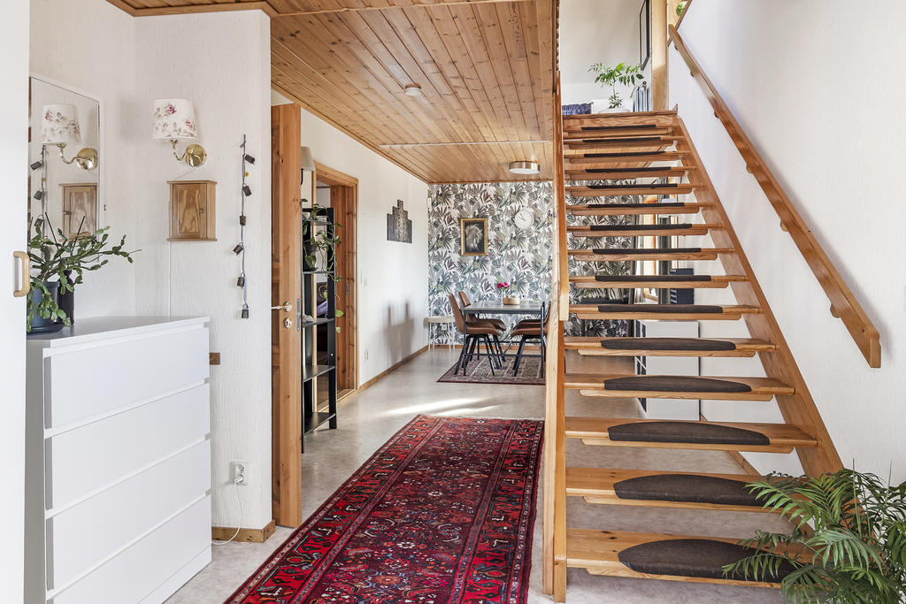 Hall med trapp till övervåningen