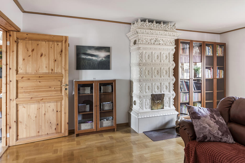 Vardagsrum med vacker kakelugn