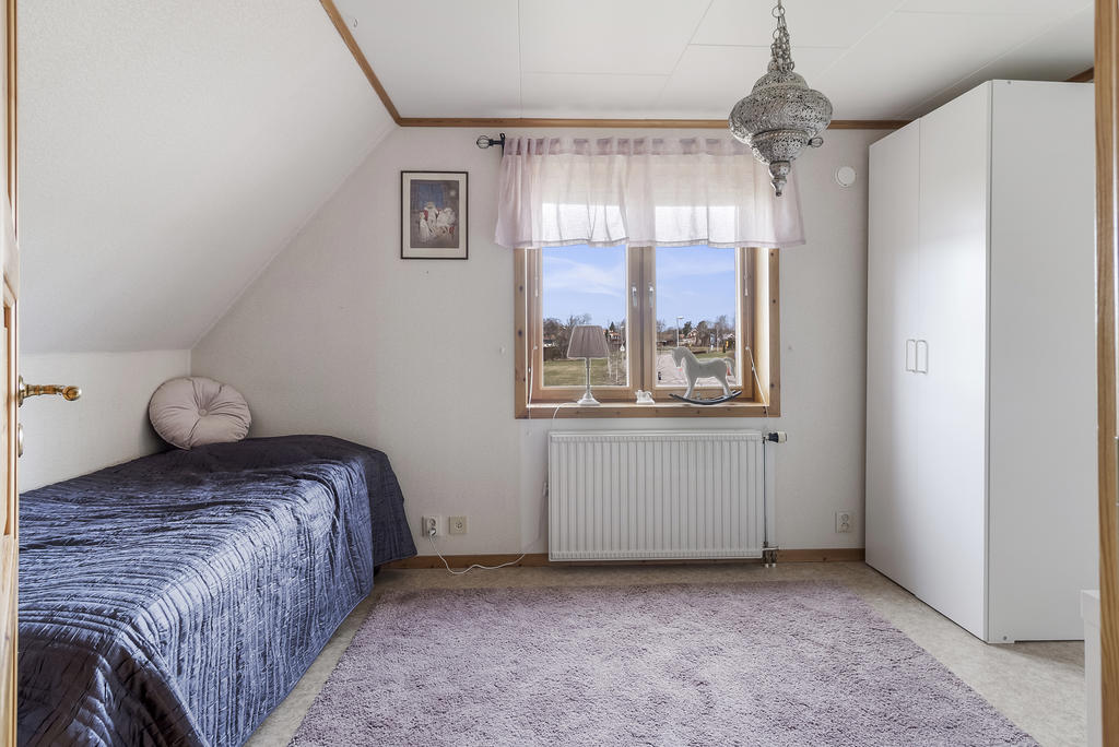 Sovrum med klädkammare och garderober