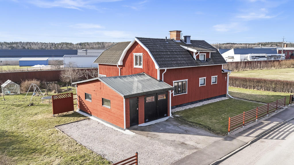 Vidbyggt garage och uppfart med plats för flertalet bilar