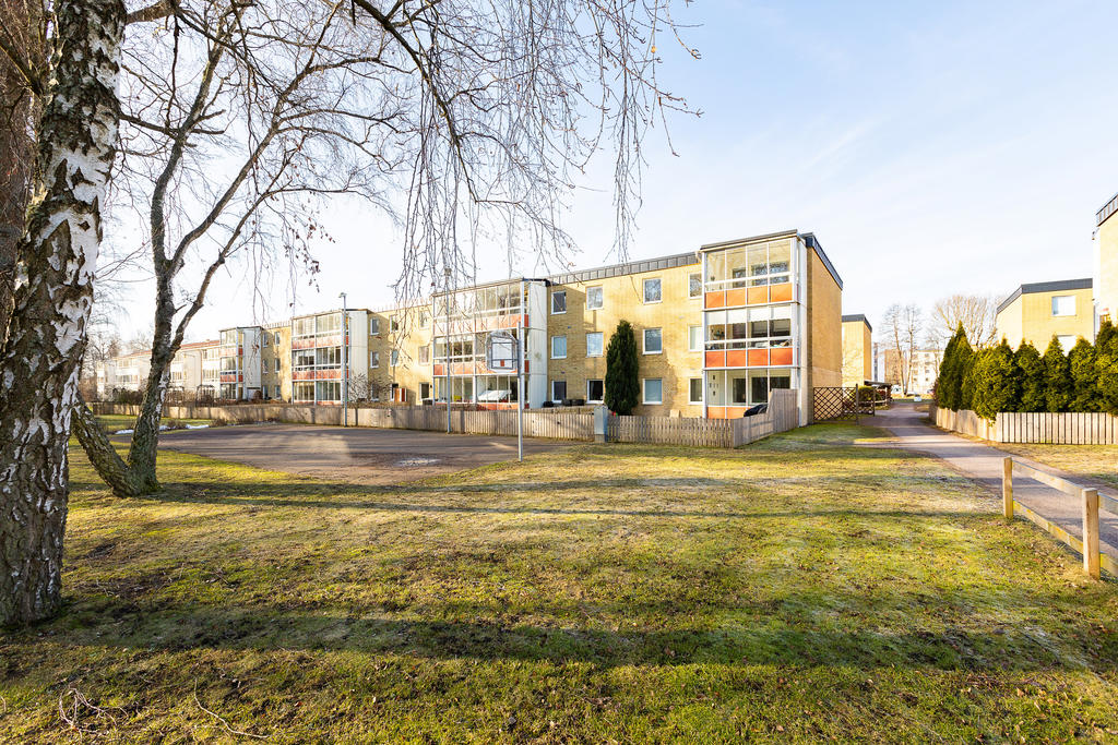 Balkong med utsikt över grönområde