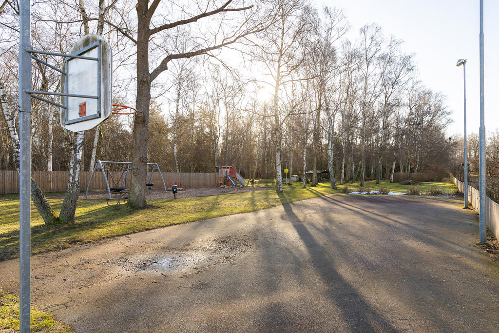 Basketplan och lekplats