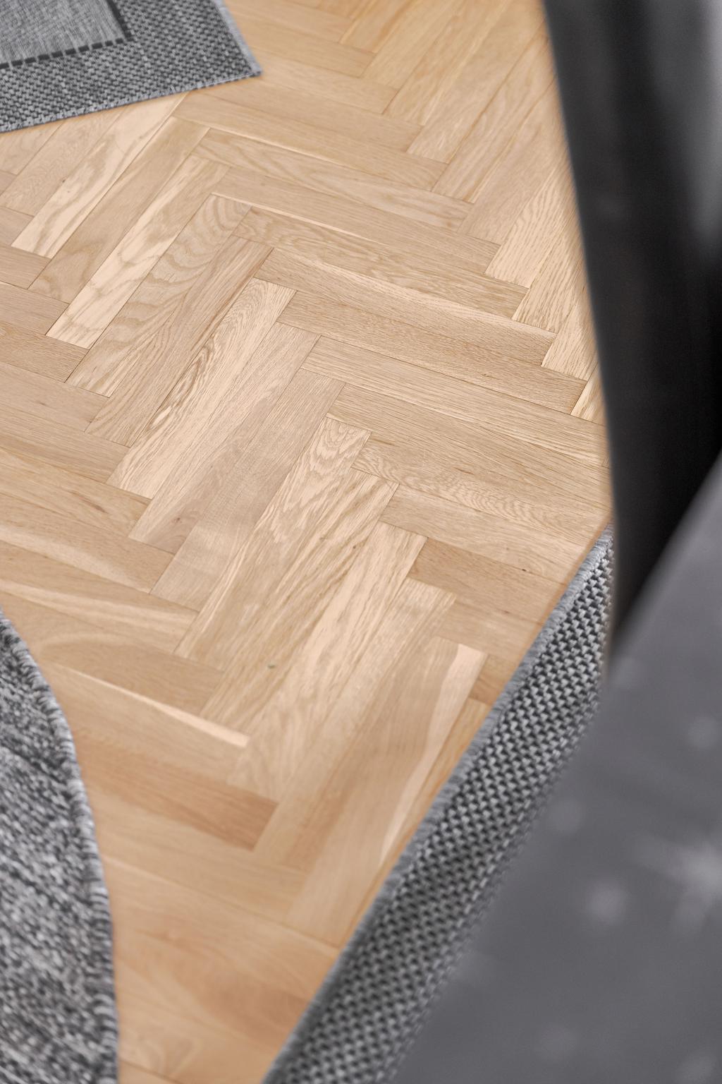 Fiskbensparkett i vardagsrummet