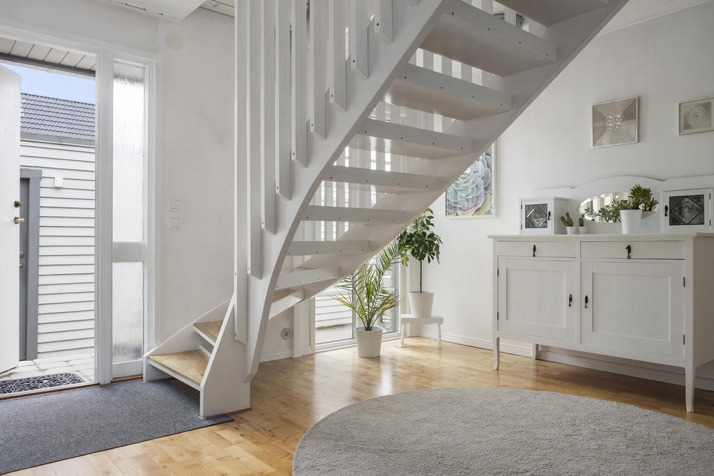 Entréhall med trappa till ovanplan