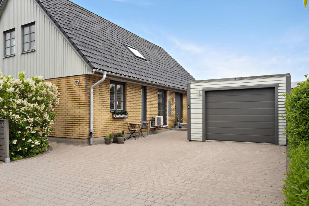 Stor uppfart och garage