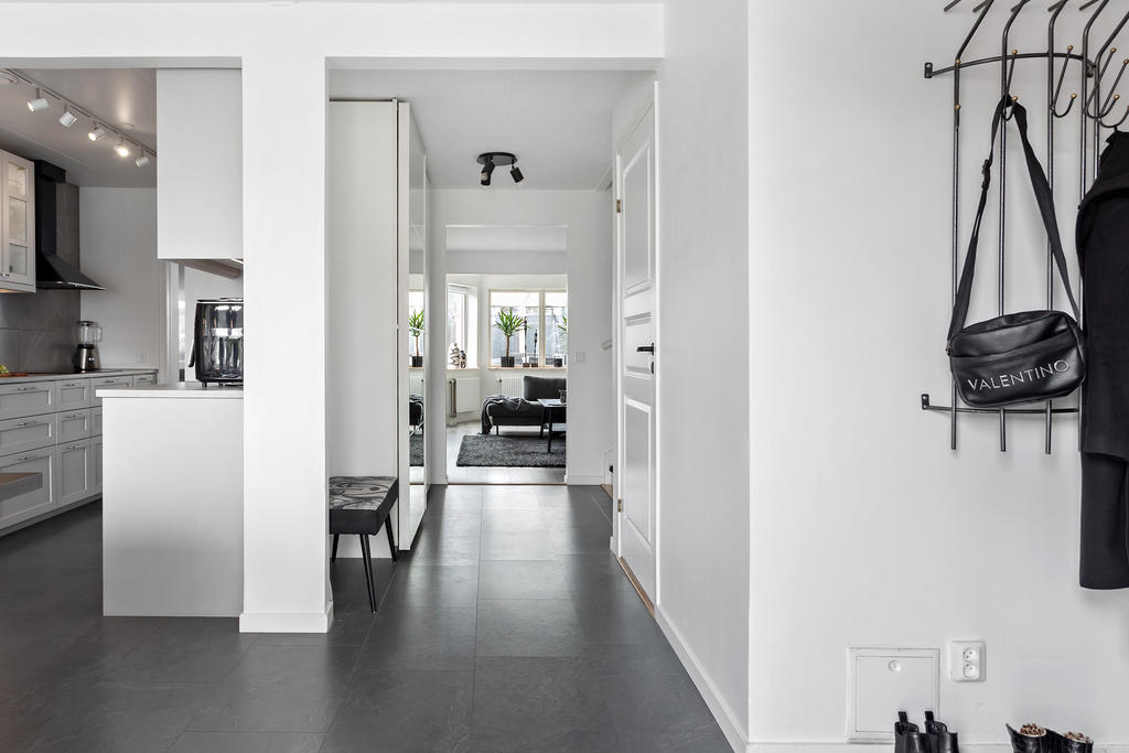 Luftig, halvöppen lösning mellan hall och kök