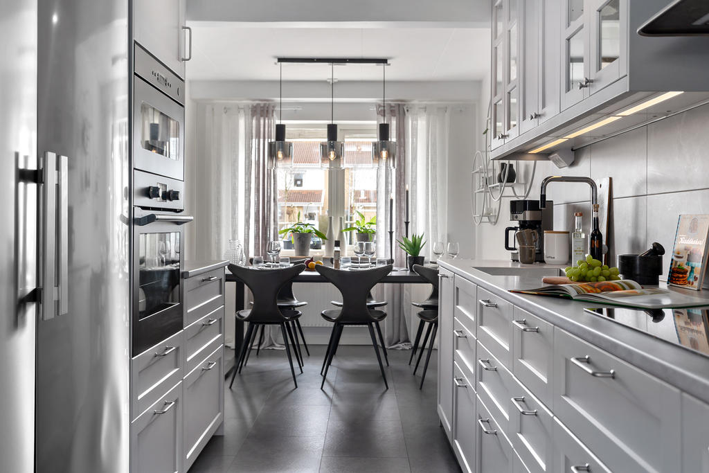 Praktiskt med hel kyl och hel frys, samt inbyggnadsugn och micro i rätt arbetshöjd!