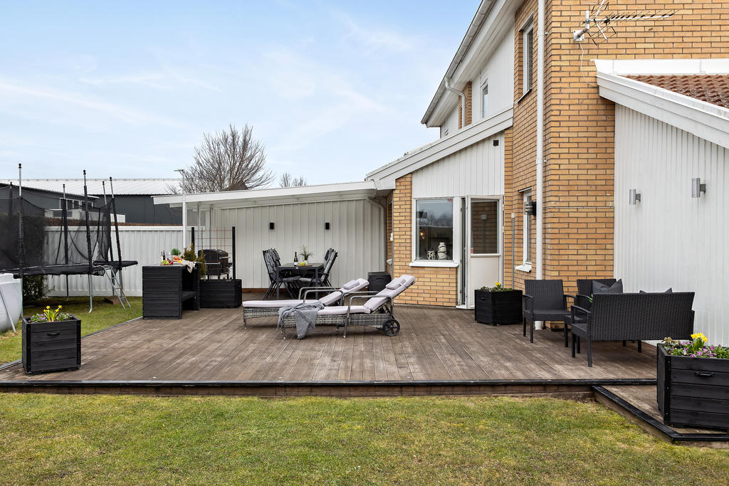 Lättskött trädgård med stor härlig altan - allt i soligt västerläge!