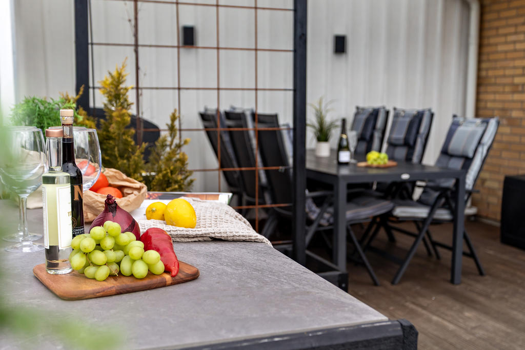 Altanen är delvis överbyggd - perfekt att kunna sitta ute även om det kommer ett sommar-regn.