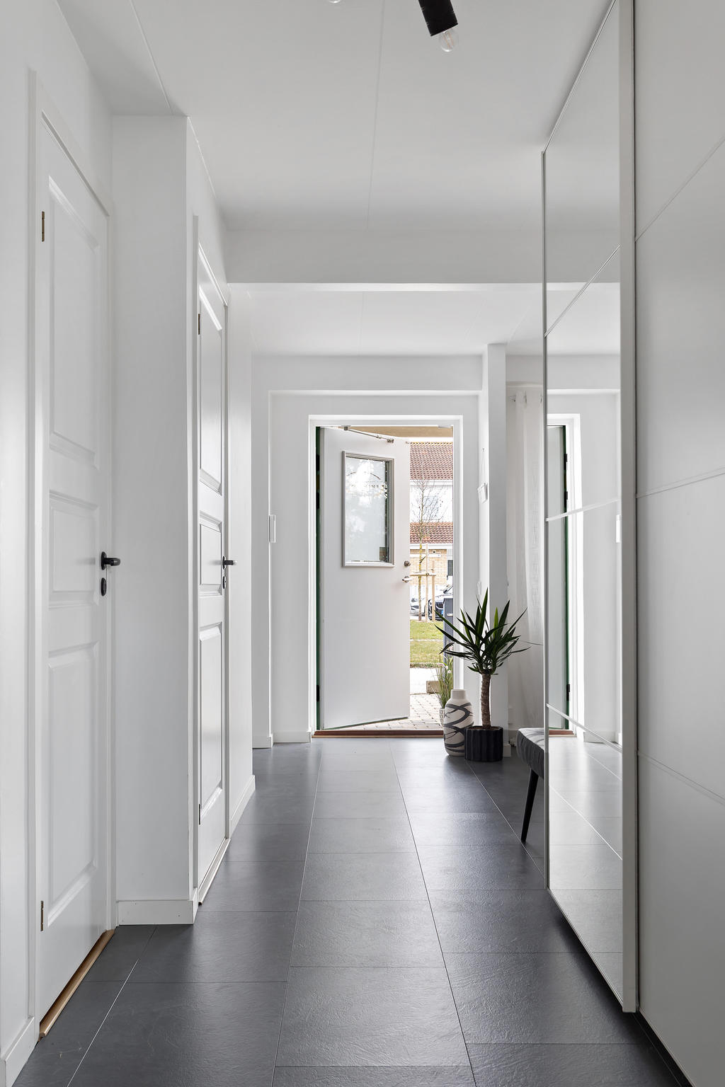 Hallen sedd mot ytterdörren.