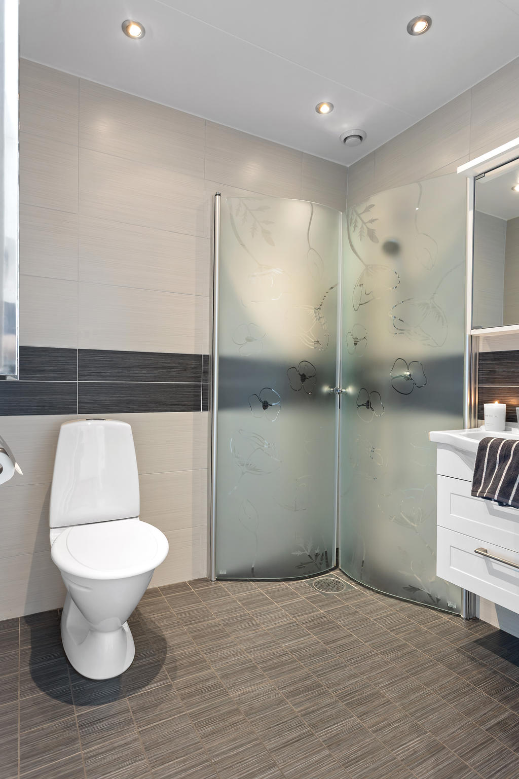 Fräscht, helkaklat wc/dusch på bottenvåningen.