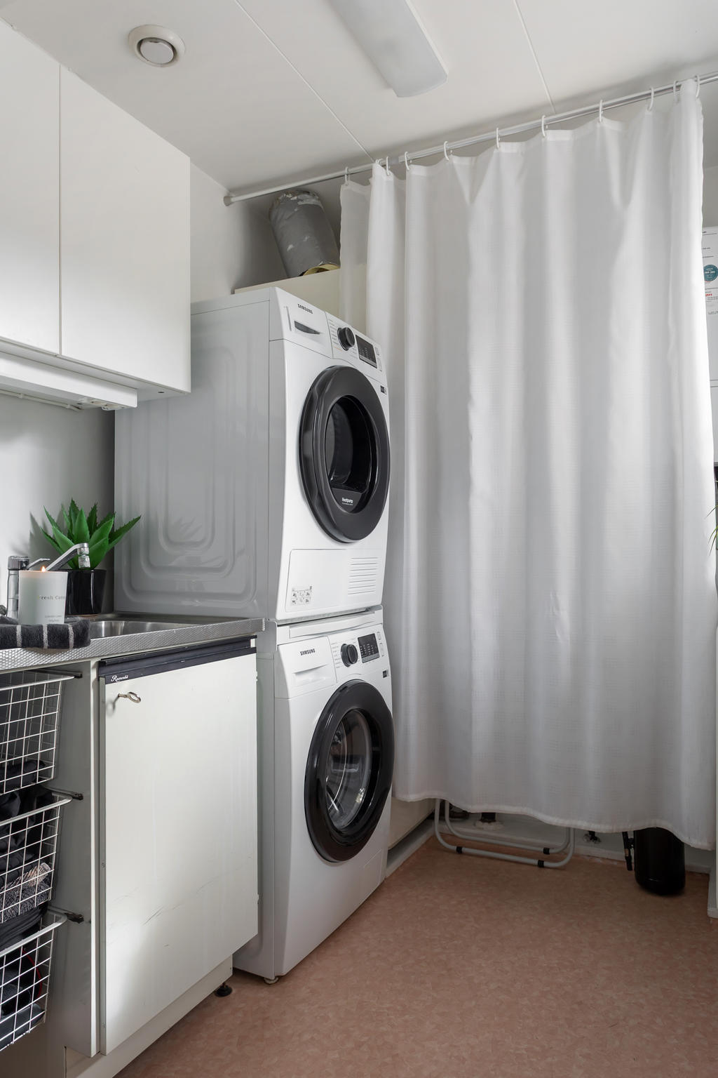 Sep. tvättstuga med pannrum (bakom draperi)