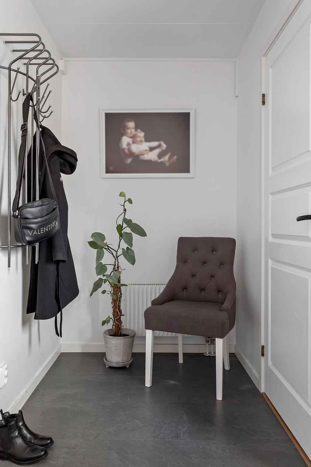 Del av hall - till höger syns tvättstuge-dörren