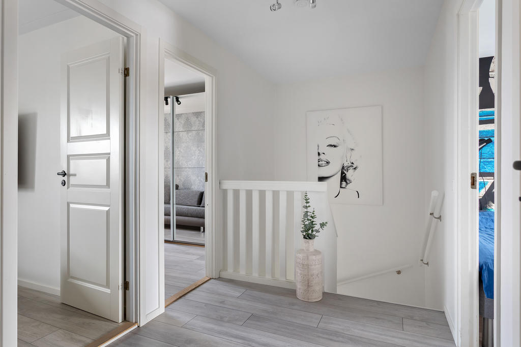 Övre hall - så snyggt med enhetligt golv på hela ovanvåningen