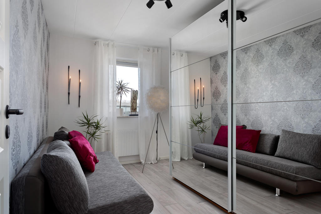 Sovrum 4, med stor skjutdörrsgarderob