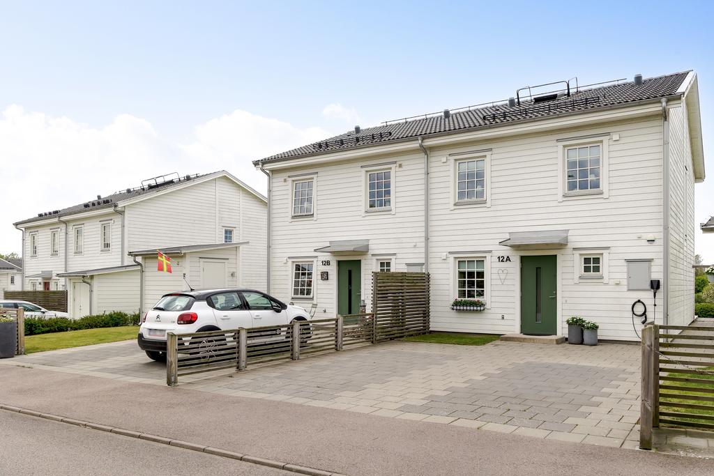 Stensatt uppfart med plats för två bilar.