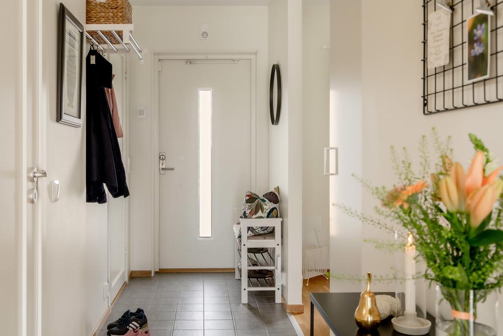 Innanför ytterdörren ligger klinkers på golvet vilket är bra blöta dagar.