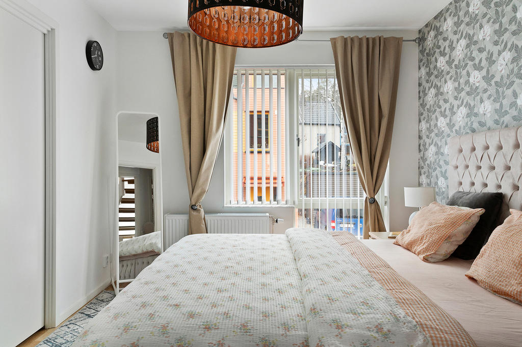 En trappa upp finns föräldrasovrum med egen klädkammare