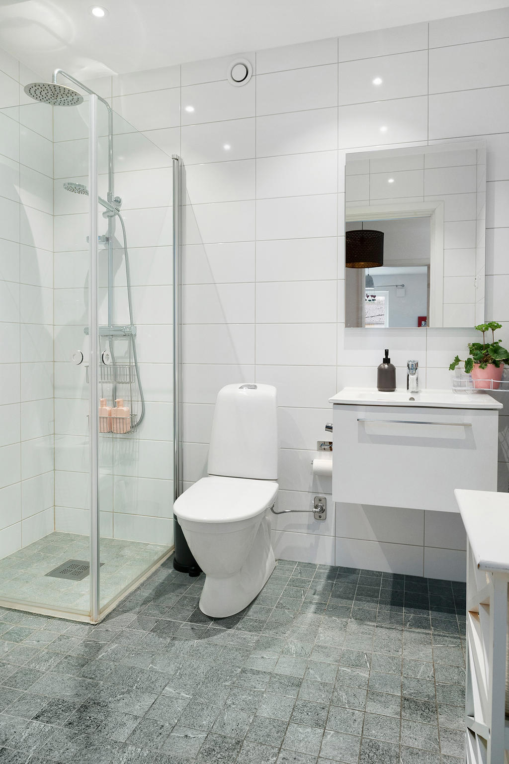 Badrum 2 vid sovrumsavdelningen på mellanplanet