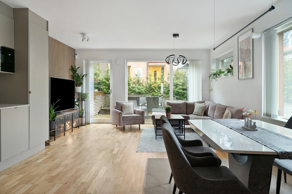 Öppen planlösning vid kök matplats och vardagsrum