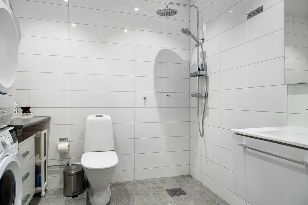 Badrum/ tvättstuga på entréplan