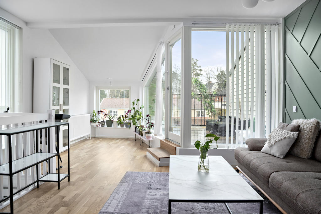 Här rums flera möblemang över de ljusa ytorna