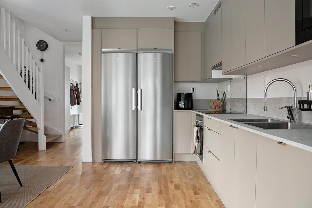 Modernt kök i beigt med integrerad diskmaskin