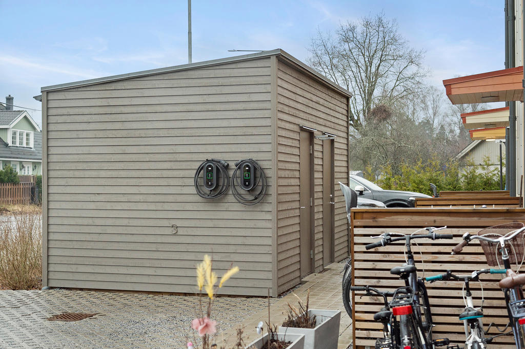 Laddningsbox installerad vid den egna parkeringen