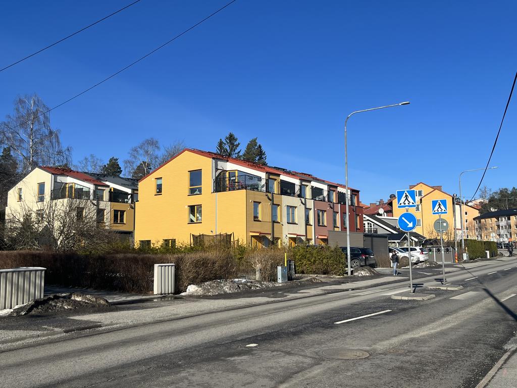 Förenings två hus intill Stuvsta C