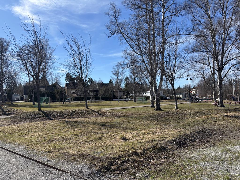 Skeppsmyreparken  är lättillgänglig intill föreningen, med fotbollsmål och grönytor