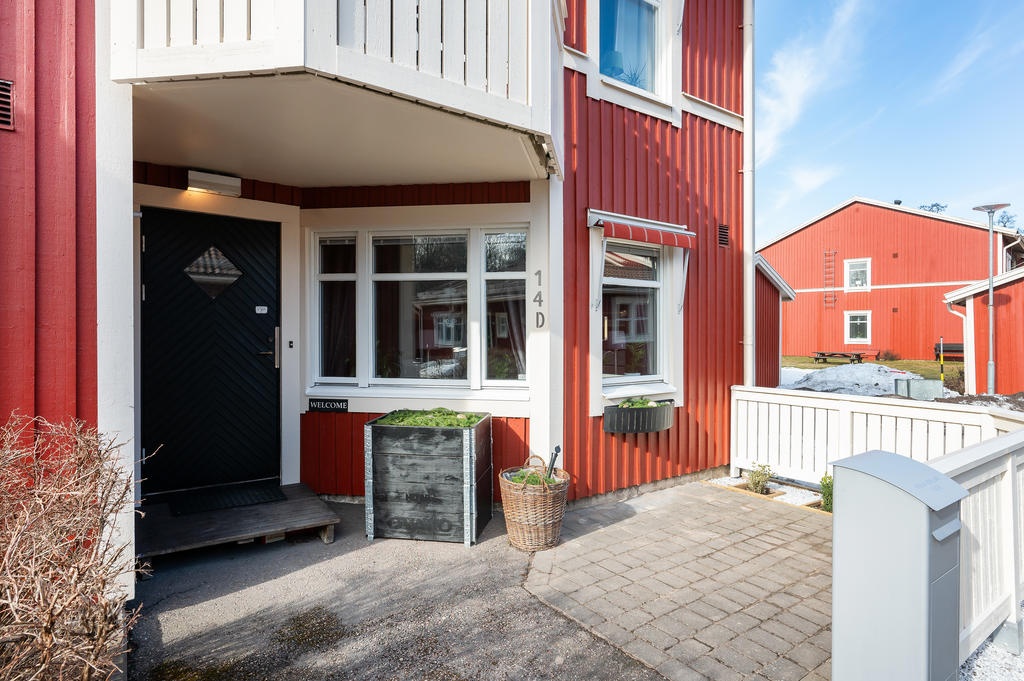 Stenlagd uteplats vid entrén