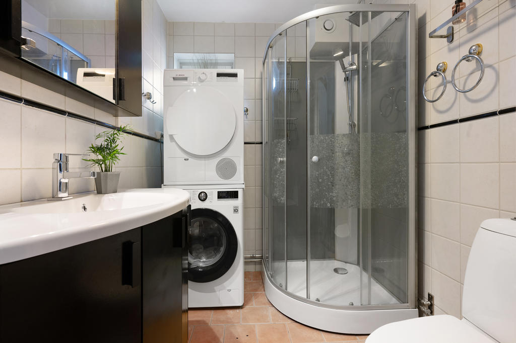 Helkaklat badrum på entréplan