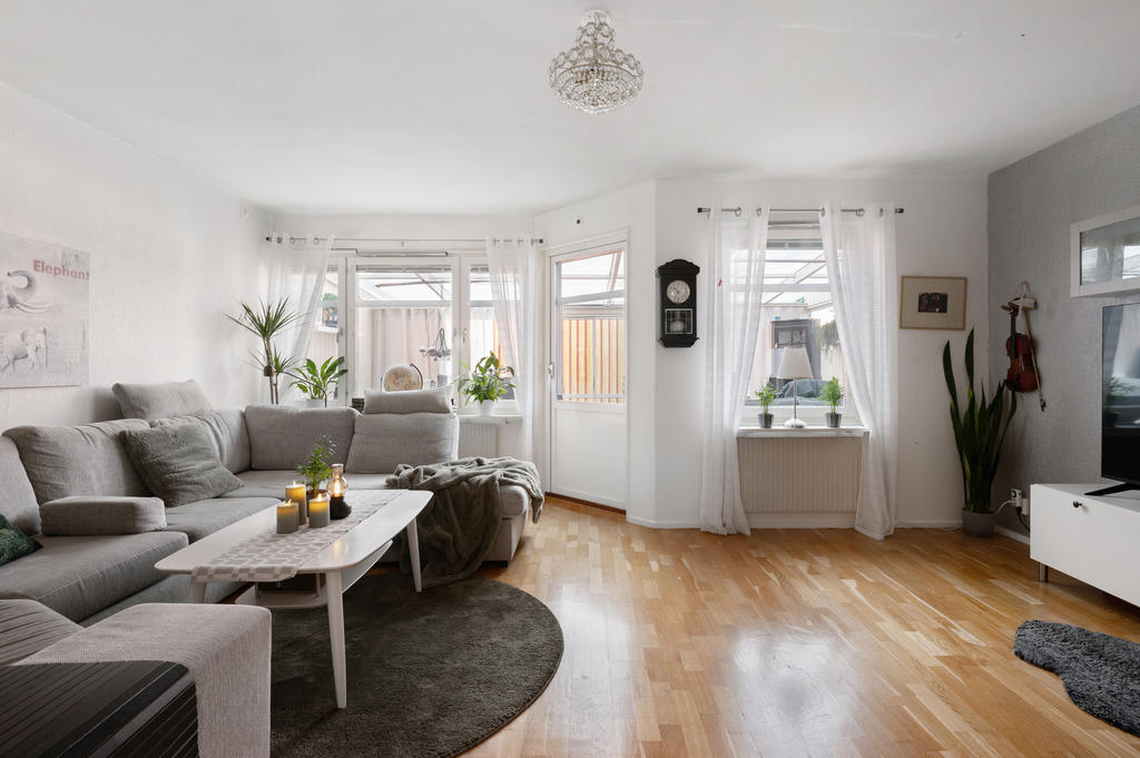 Vardagsrum med utgång till baksidan och uterummet