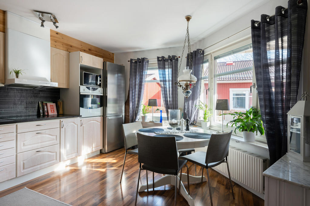 Kök med plats för matgrupp