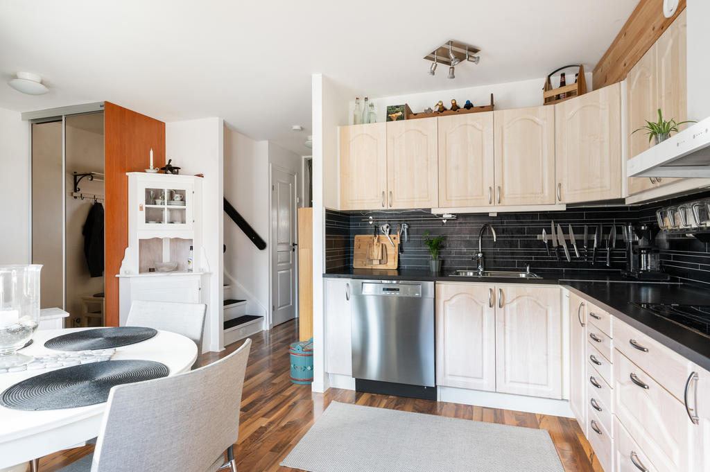 Kök med vy mot hall