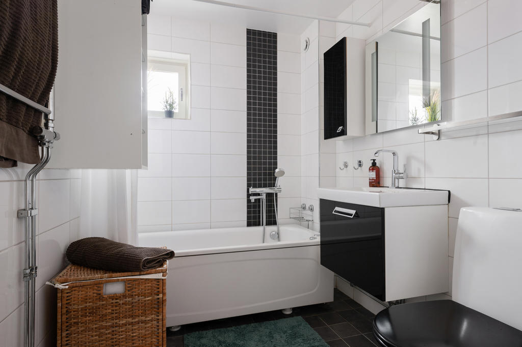 Helkaklat badrum på övre plan