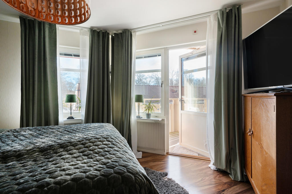 Från sovrummet nås balkongen