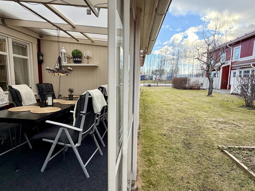 Gemensam gräsyta i anslutning till uterummet 