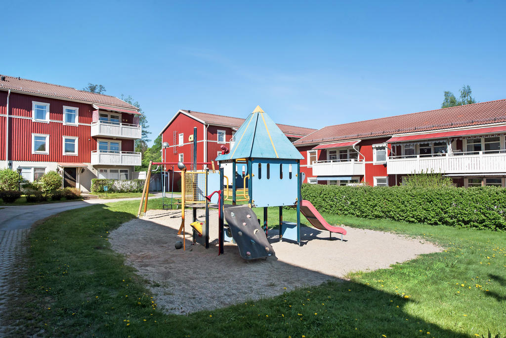 Sommarbild - Områdesbild. En av lekplatserna i anslutning till bostaden 