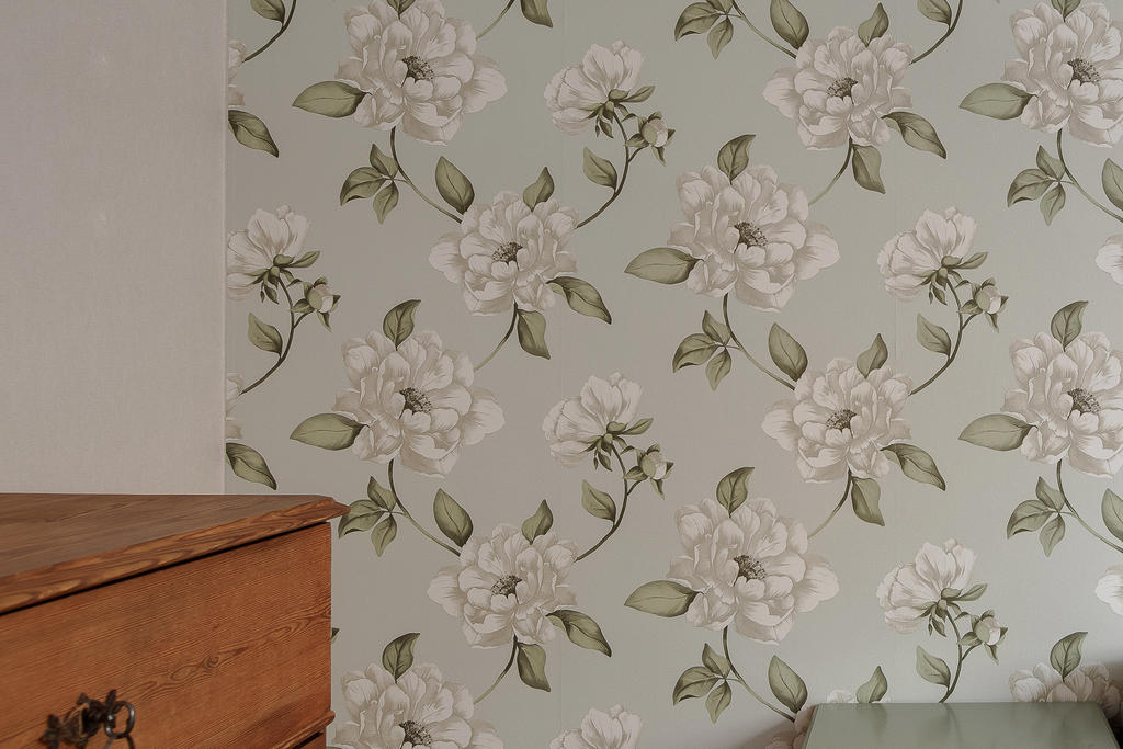 Stilren fondvägg med blommig känsla