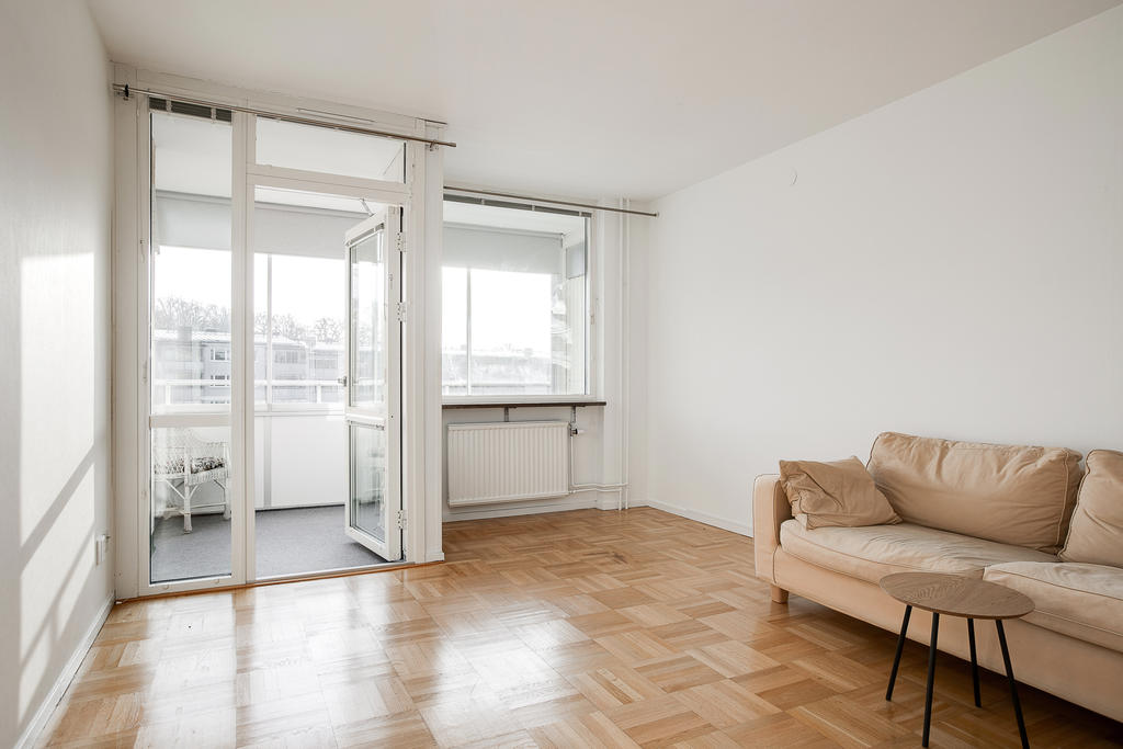 Sort allrum med plats för matbord 