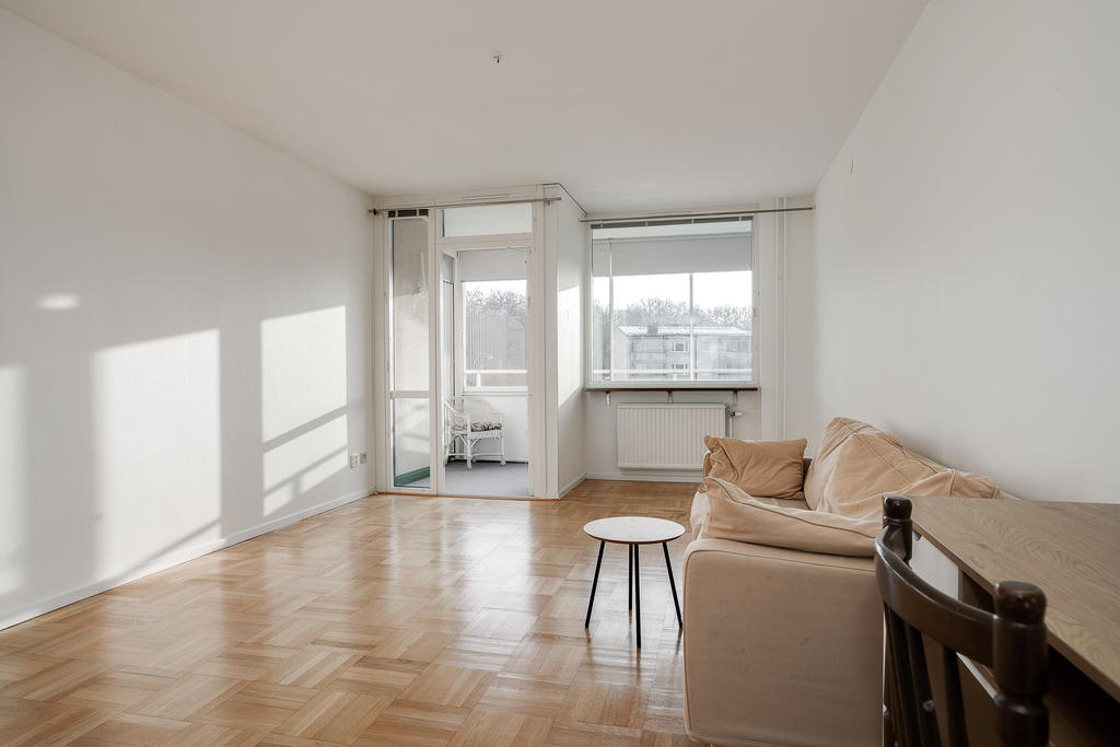 Stort och öppet allrum med inglasad balkong