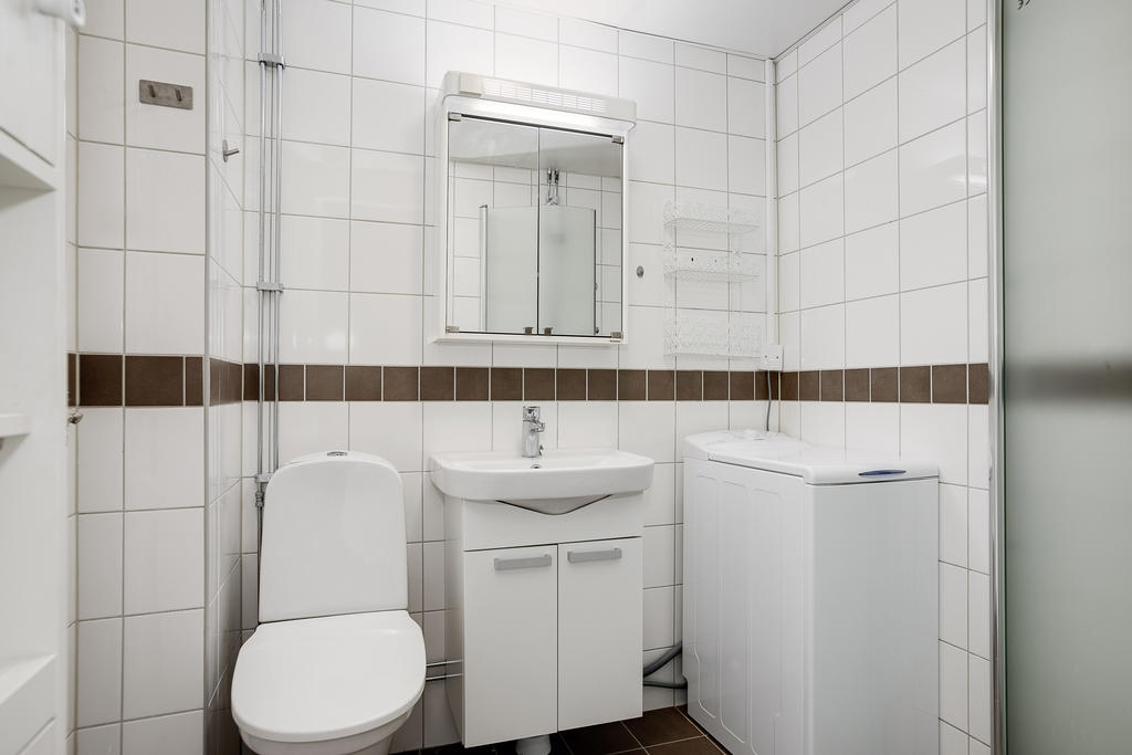 Helkaklat badrum med tvättmaskin 