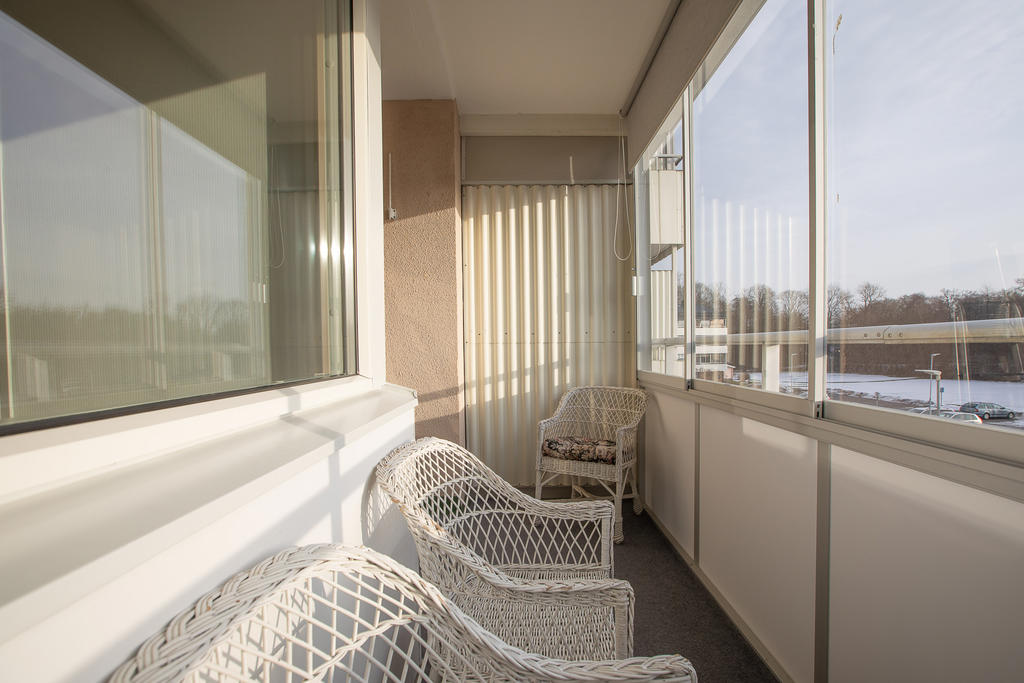 Balkong med gott om plats för utemöbler 