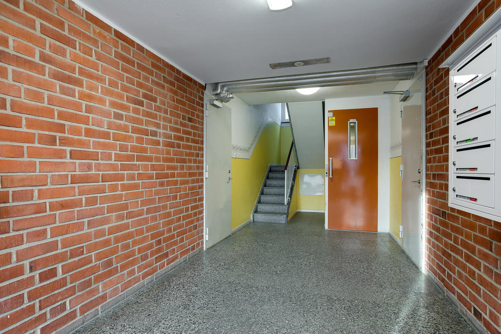 Från entrén direkt till hissen 